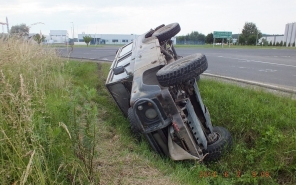 Lopott kocsival hajtottak az árokba