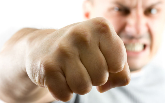 Megütötte élettársát