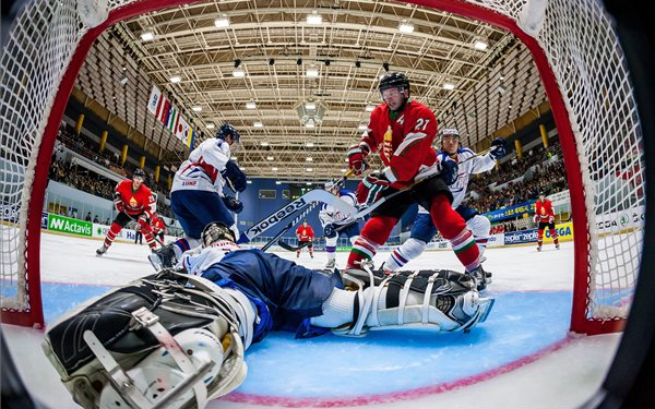 Jégkorong divízió I-es vb - Sikeres rajt, győzelem a hazaiak ellen