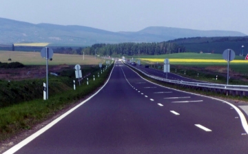 Egymilliárd forint értékű útfelújítás kezdődik Nógrád megyében