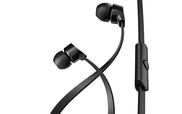 Farmert és fülhallgatót lopott