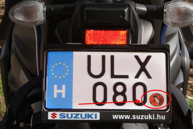 Eltűnnek a plakettek a rendszámokról