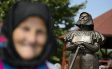 Szobrot állítottak a napszámosok emlékére Rimócon