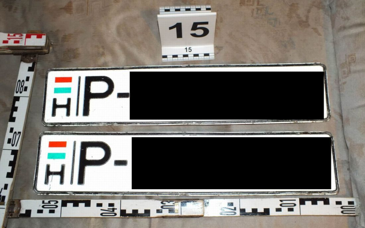 Hamis rendszámmal és iratokkal közlekedtek