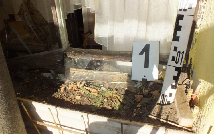 Lakatlan családi házba tört be