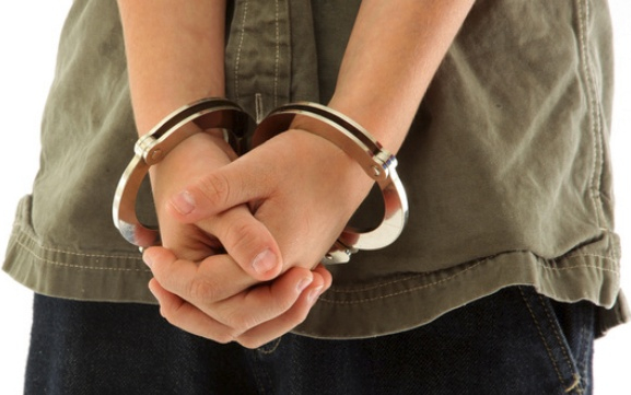 Kerítést bontott, mobilt lopott