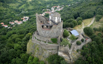 Hollókő vára a magasból