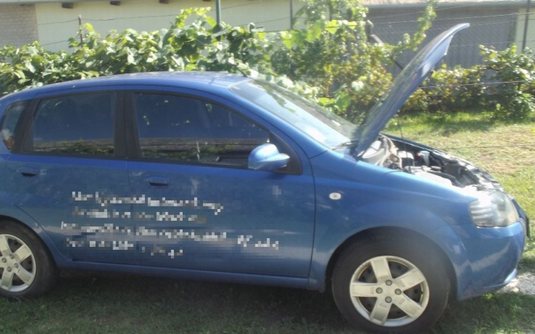 Gépkocsiból lopott