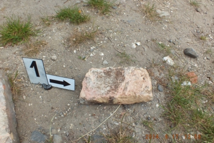 Téglát dobott a postás felé