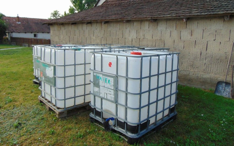 Víztartályt és napernyőt lopott