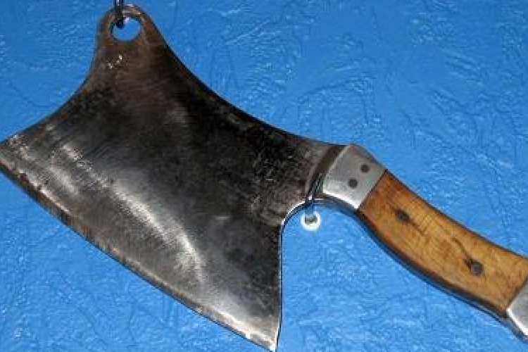 Húsvágó bárddal érkezett az italboltba