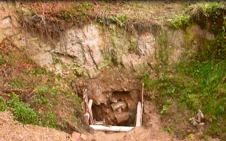  Mélyül az akna a bánki víznyelőben