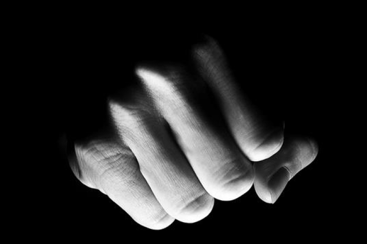 Az utcán ütötte a férfit a garázda