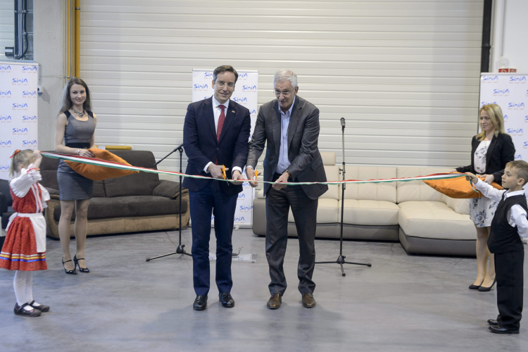 Átadták a Sinia Bútorgyártó Kft. új gyárát Bátonyterenyén