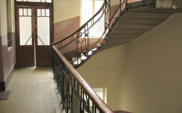 Lépcsőházban bántalmazta volt élettársát