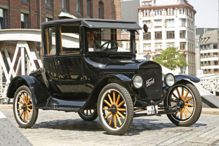 AZ ELSŐ AUTÓ MA GÖRDÜLT KI A FORD GYÁRBÓL - 1908 10. 01.