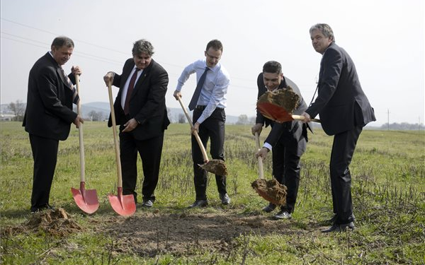 Gyári-alapkőletétel Szügyben