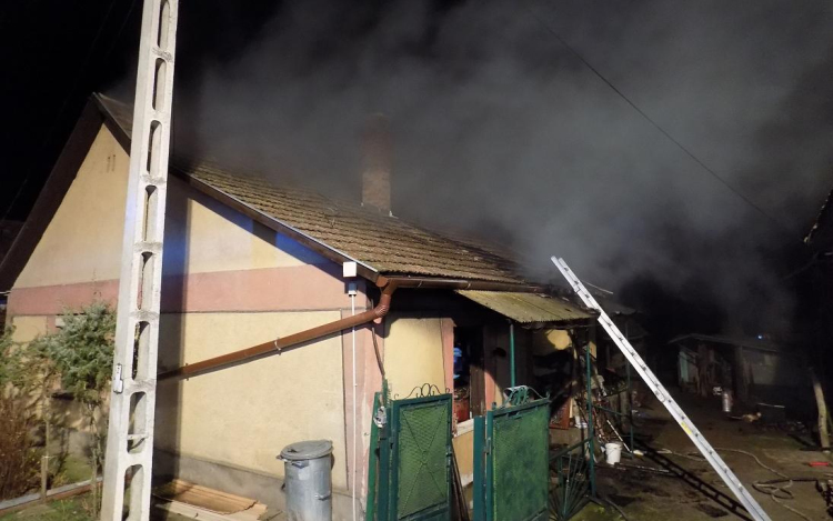 Kigyulladt egy családi ház Bátonyterenyén