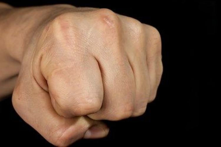 Két férfit bántalmazott