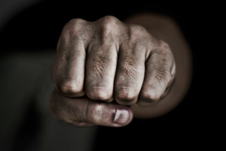 Szóváltástól a tettlegességig