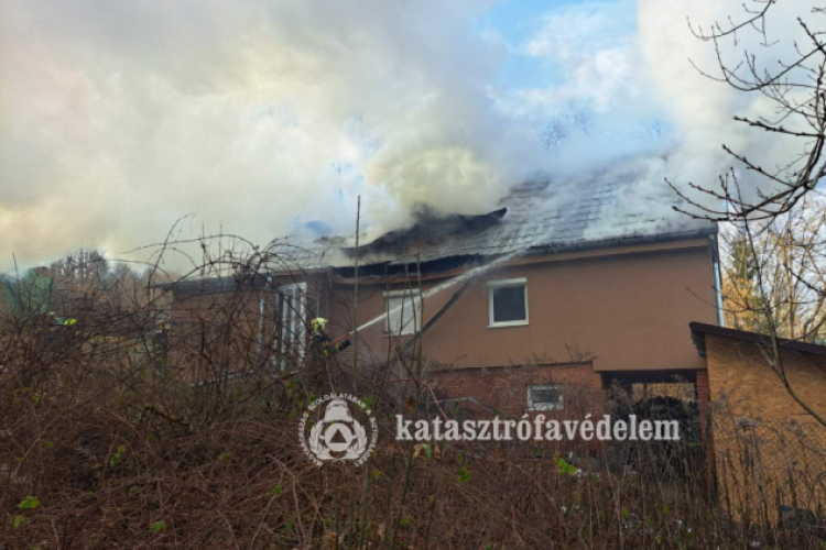 Kigyulladt egy családi ház Balassagyarmaton