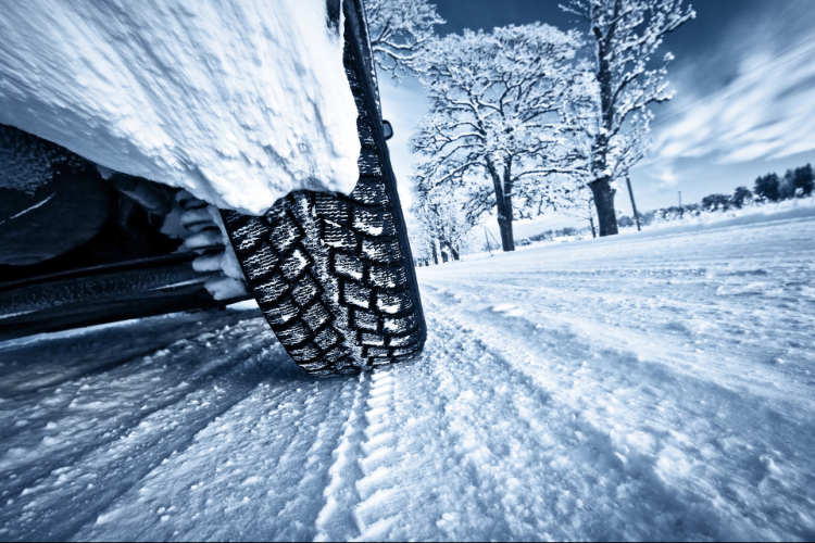 Komoly bírságot kaphatnak az autósok, ha téli gumi nélkül közlekednek - Ha esetleg a télen külföldi utat is tervez...