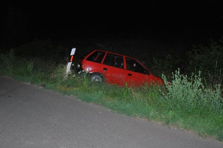 Lopott autóval hajtott árokba