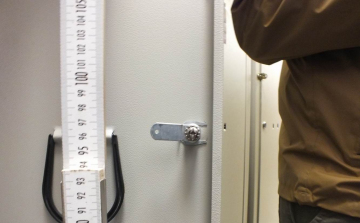 Felfeszítette az öltözőszekrényeket