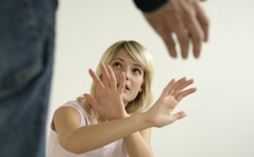 Kirángatta a járműből, majd bántalmazta