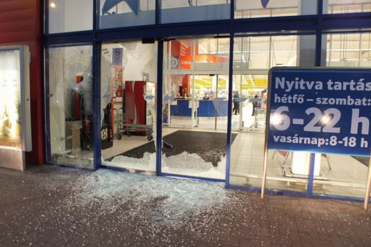 Áruház bejárati ajtajának üvegét törte be egy férfi