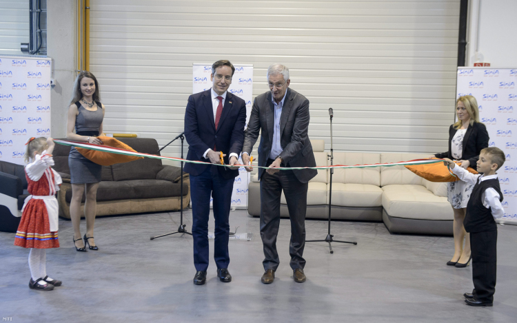 Átadták a Sinia Bútorgyártó Kft. új gyárát Bátonyterenyén