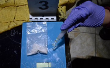 Elfogták a kábítószer-kereskedőt és a fogyasztókat