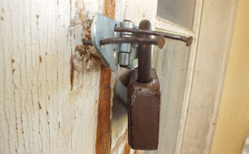 Vitték az ólajtót is