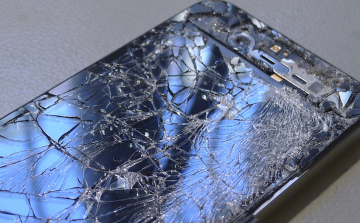 Árnyékszékbe dobta a lopott mobiltelefont