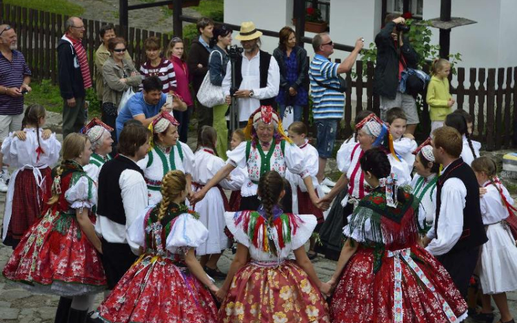 Pünkösdölés és várjátékok Hollókőn