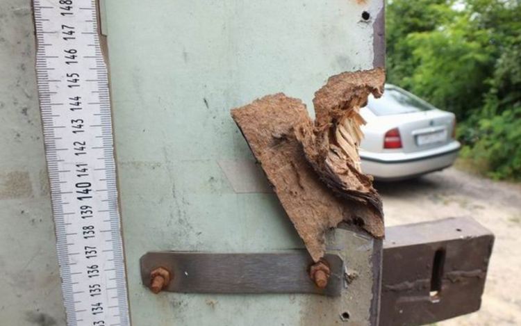 Garázsokba törtek be