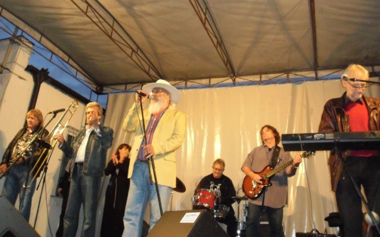 Jubiláló Apostol: Salgótarjánban futottak be