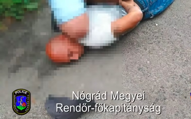 Pénzért kínált lányokat - videó