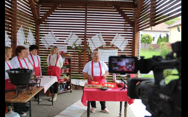 Házi KI-MIT-TUD-nak indult, de valódi nóta est keveredett az egyszerű vacsorából