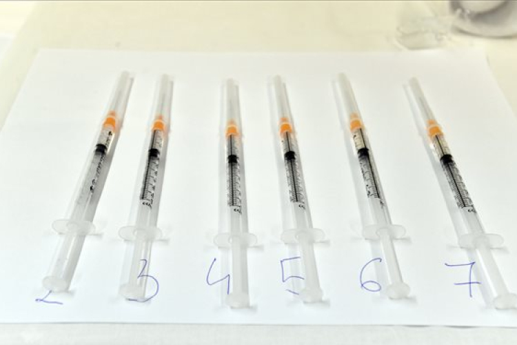 Merkel: nyár végéig minden felnőttet be lehet oltani Németországban