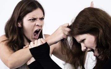 Kapa nyelével ütött