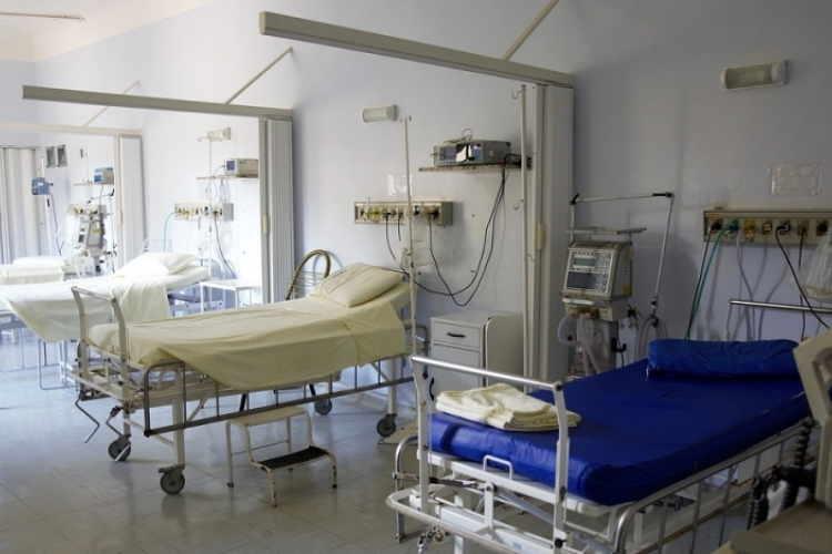 Elhagyhatja az intenzív osztályt a megkéselt rendőr 
