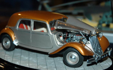 Autómodellek kiállítása a könyvtárban