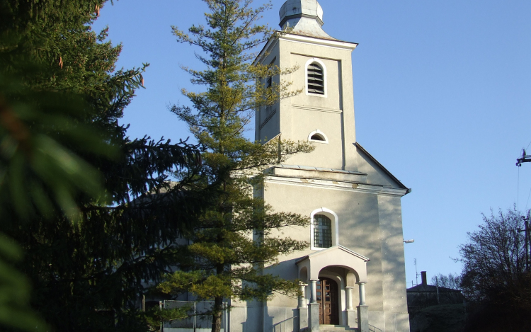 Civil összefogásból készült el a somoskőújfalui templom új ólomüveg ablaka