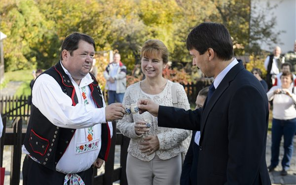 Hollókőre látogatott Áder János köztársasági elnök