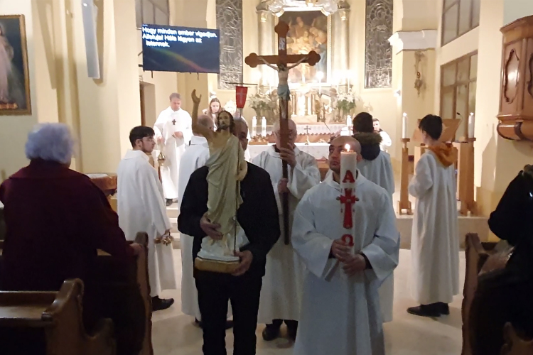 Tűzszentelés és feltámadási körmenet, Nagyszombaton.