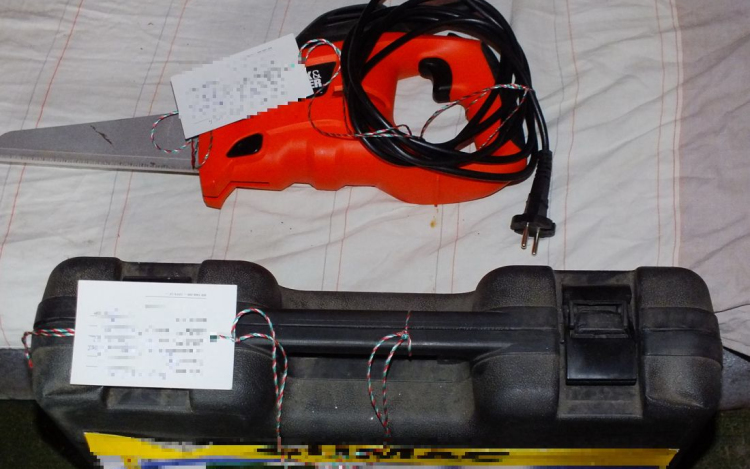 Szerszámokat vitt el