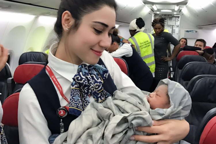 Mi történik azokkal a csecsemőkkel, akik egy repülőgépen születnek?