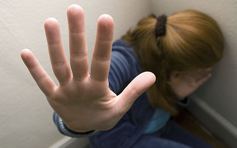 Pofon vágta, majd a haját tépte