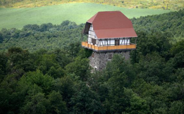 A bujáki Sasbérc-kilátó madártávlatból